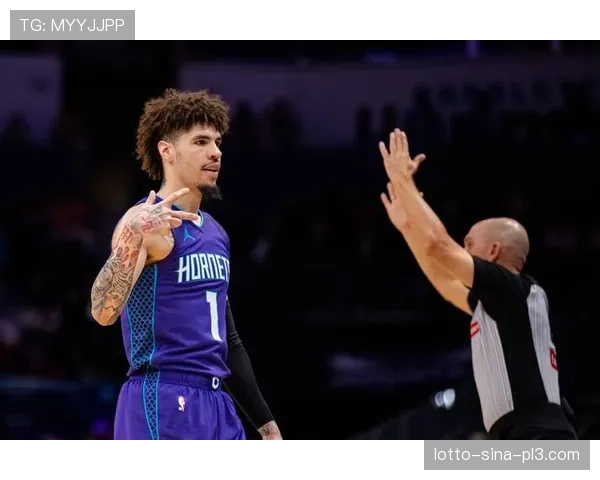 黄蜂米勒执行关键边线球,助攻理查兹空接扣篮得手但超时无效 黄蜂米勒执行关键边线球,助攻理查兹空接扣篮得手但超时无效